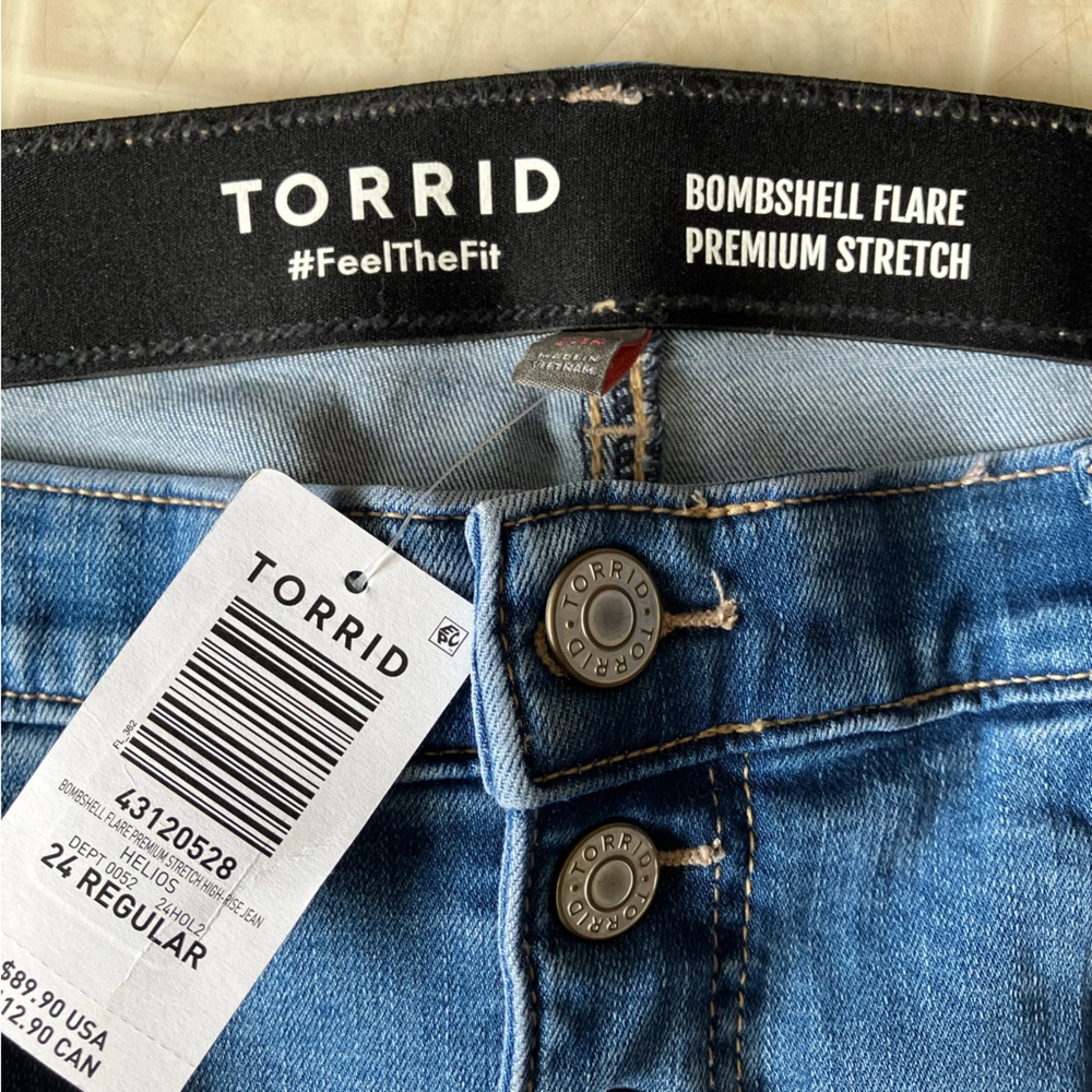 Torrid new Bombshell flare Button Fly Light Wash‎ 24 regular - Picture 5 of 7
